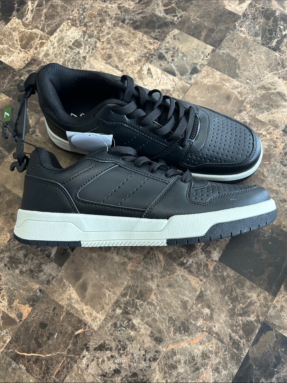 NWT 🆕 Men's Black Low-Top Athletic Sneakers size 7